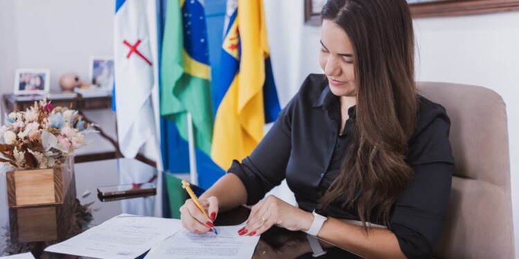 Mirella antecipa salário e nomeia novos professores