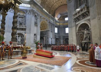 Fiéis se despedem do papa Francisco na Basílica de São Pedro