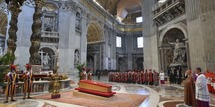 Fiéis se despedem do papa Francisco na Basílica de São Pedro