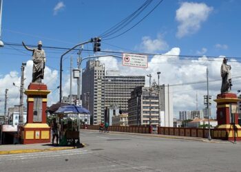 Homem é esfaqueado durante assalto na Ponte Maurício de Nassau
