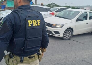 Protesto de estudantes bloqueia a BR-101 em Igarassu