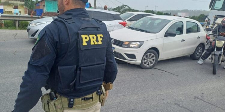 Protesto de estudantes bloqueia a BR-101 em Igarassu