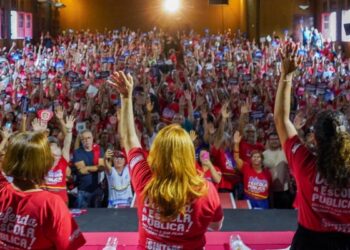 Após negociação com o governo do Estado, Servidores da rede estadual de ensino aprovam reajuste