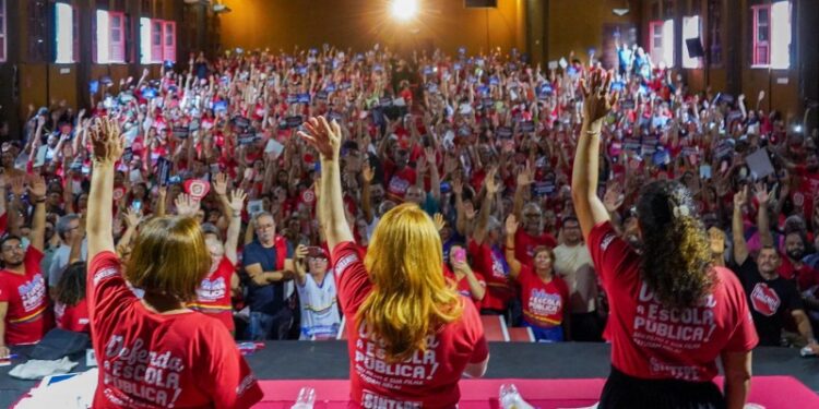 Após negociação com o governo do Estado, Servidores da rede estadual de ensino aprovam reajuste