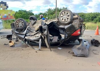 Motorista perde o controle e colide com caminhão na BR-101, em Jaboatão