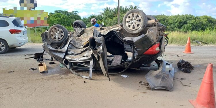 Motorista perde o controle e colide com caminhão na BR-101, em Jaboatão