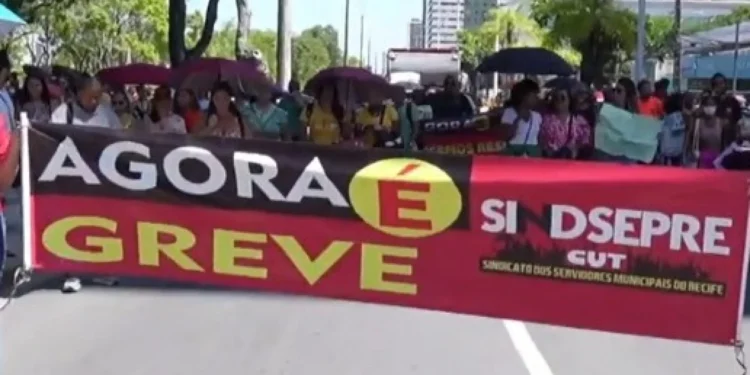 Servidores públicos da Prefeitura do Recife deflagraram greve