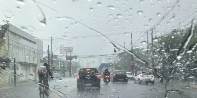 Inmet faz alerta de chuva em todo litoral pernambucano