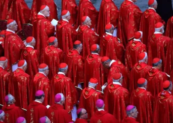 Chaminé que anunciará novo papa é instalada na Capela Sistina