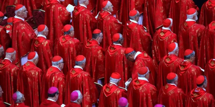 Chaminé que anunciará novo papa é instalada na Capela Sistina