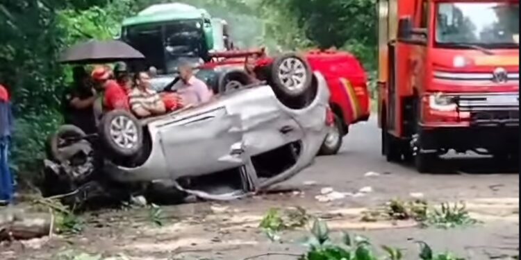 Carro bate em árvore e capota na Estrada de Aldeia