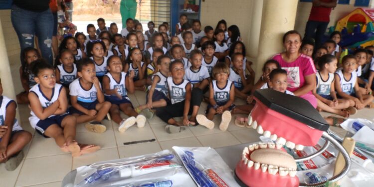 Jaboatão e Conselho Regional de Odontologia fazem atividade de higiene bucal em escola rural