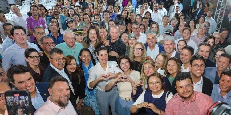 Andrea Medeiros participa da entrega das Carretas da Mulher Pernambucana com Raquel Lyra