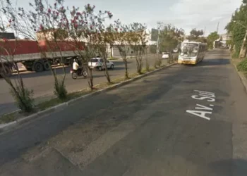 Obra emergencial de esgoto bloqueia trecho da avenida Sul, no Recife