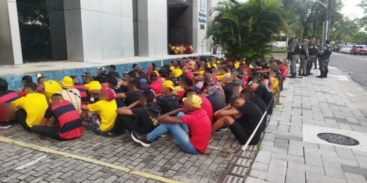 PM prende 166 torcedores do Sport por tumulto na Avenida Agamenon Magalhães