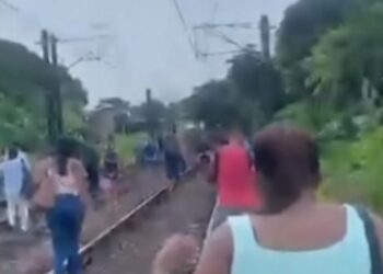 Trem da Linha Centro do Metrô do Recife apresenta problemas e passageiros seguem a pé pelos trilhos.