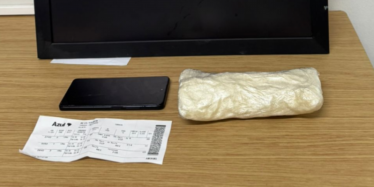 Grávida é presa em flagrante com pasta base de cocaína em bolsa de mão no Aeroporto do Recife