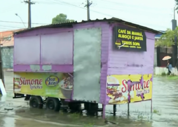 Duas pessoas morrem após levar choque elétrico em avenida alagada