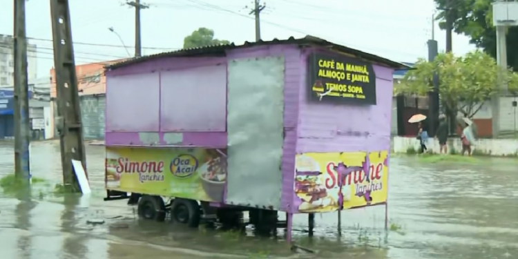 Duas pessoas morrem após levar choque elétrico em avenida alagada