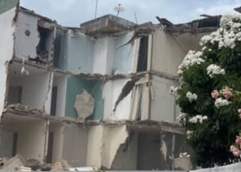 Prédio interditado pela Defesa Civil de Jaboatão desaba em Piedade