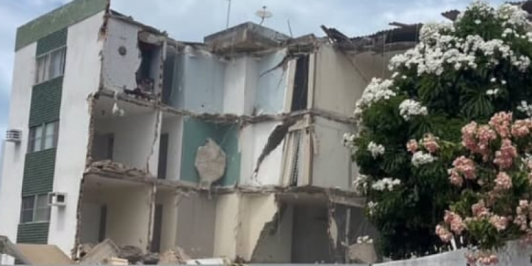 Prédio interditado pela Defesa Civil de Jaboatão desaba em Piedade