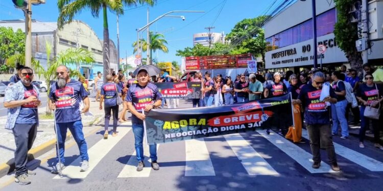 Servidores de 28 categorias da prefeitura do Recife encerram greve após negociação
