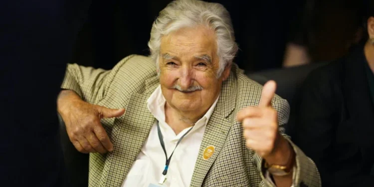 Corpo de ex-presidente do Uruguai começa a ser velado em Montevidéu