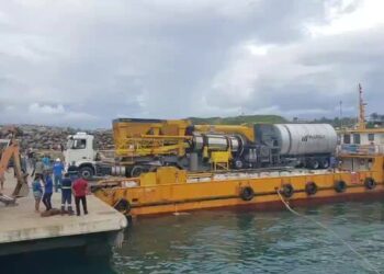 Navio de carga naufraga a caminho de Fernando de Noronha