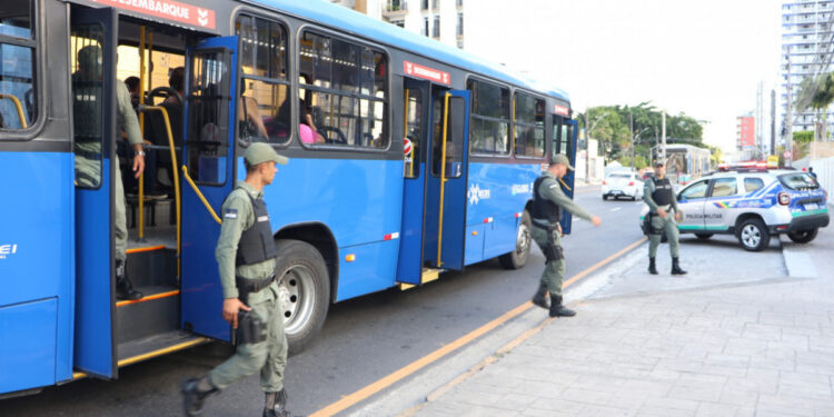 Homem é preso por assaltar BRT no Centro do Recife