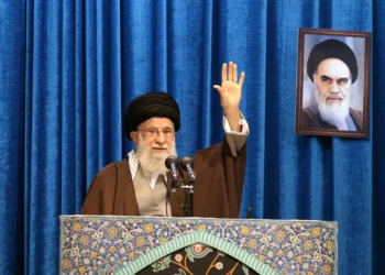 Aiatolá ameaça reagir contra EUA após Trump exigir a rendição do Irã