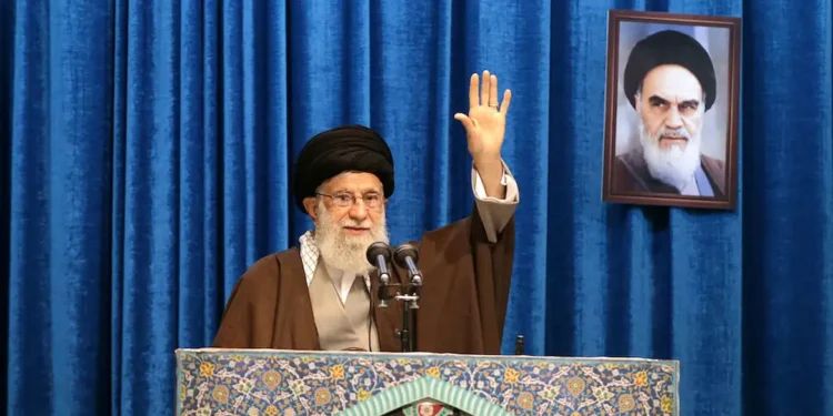 Aiatolá ameaça reagir contra EUA após Trump exigir a rendição do Irã