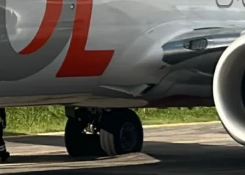 Avião da Gol atola no aeroporto de Fernando de Noronha