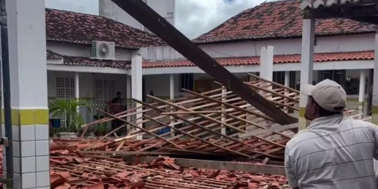 Teto de escola desaba em Bonito