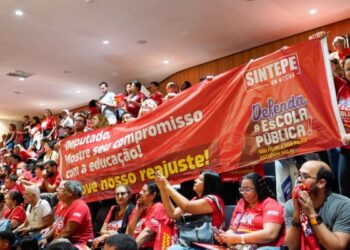 Alepe aprova reajuste salarial dos professores da rede estadual