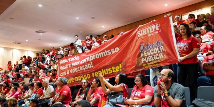Alepe aprova reajuste salarial dos professores da rede estadual