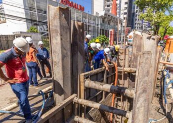 Obra de esgoto interdita trechos em avenida de Boa Viagem