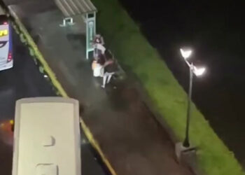 Mulher é assaltada na Rua da Aurora, no Recife, próximo à sede da Polícia Civil