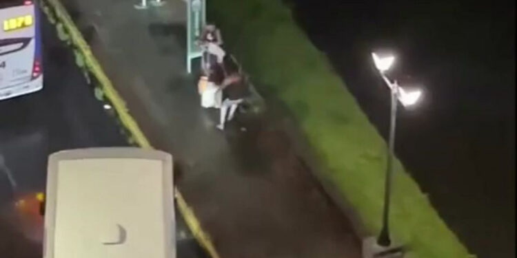 Mulher é assaltada na Rua da Aurora, no Recife, próximo à sede da Polícia Civil