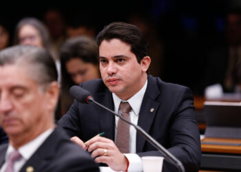 Deputado Júnior Mano e outras 5 pessoas são alvos da PF por fraudes em licitações com verba parlamentar no CE