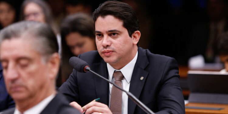 Deputado Júnior Mano e outras 5 pessoas são alvos da PF por fraudes em licitações com verba parlamentar no CE