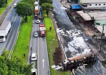 Quatro casas são atingidas após caminhão tanque explodir na BR-101 em Igarassu