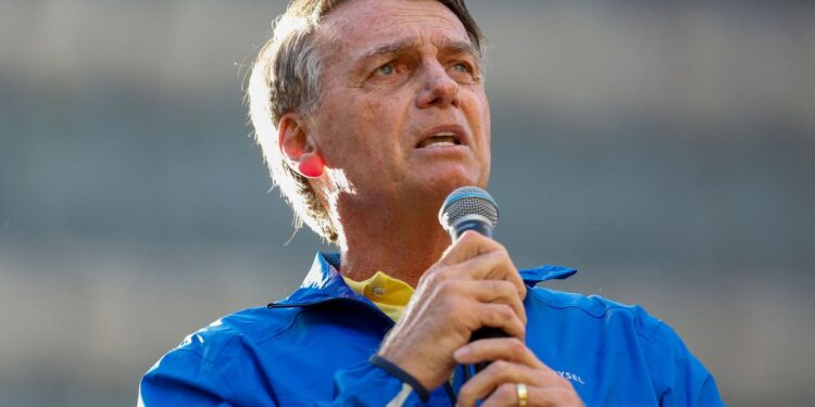 PF acha na casa de Bolsonaro pen drive em banheiro, dólares e cópia de ação contra Moraes nos EUA