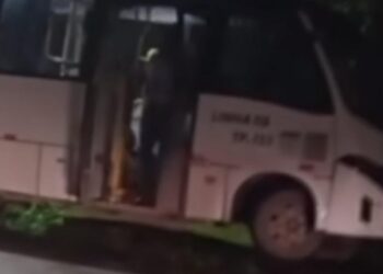 Micro-ônibus colide com muro no bairro de Marcos Freire, em Jaboatão