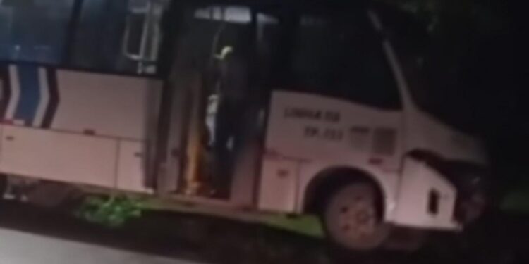 Micro-ônibus colide com muro no bairro de Marcos Freire, em Jaboatão