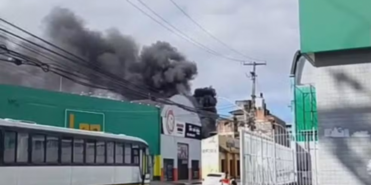 Incêndio é registrado em estacionamento no bairro da Boa Vista