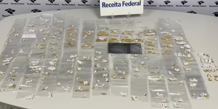 Receita Federal retém R$ 3 mil em joias, sem nota fiscal, no Aeroporto do Recife