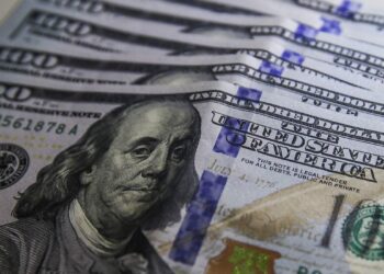 Dólar sobe forte e bate R$ 5,62, após Trump anunciar tarifa de 50% sobre produtos brasileiros