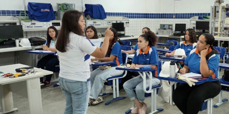 Senai-PE oferece 60 vagas gratuitas em cursos técnicos para mulheres