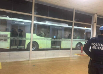 Avião da Azul faz pouso de emergência no DF após ameaça de bomba