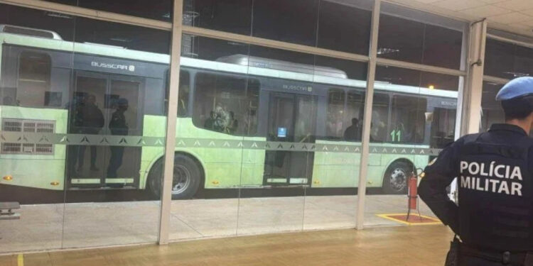 Avião da Azul faz pouso de emergência no DF após ameaça de bomba